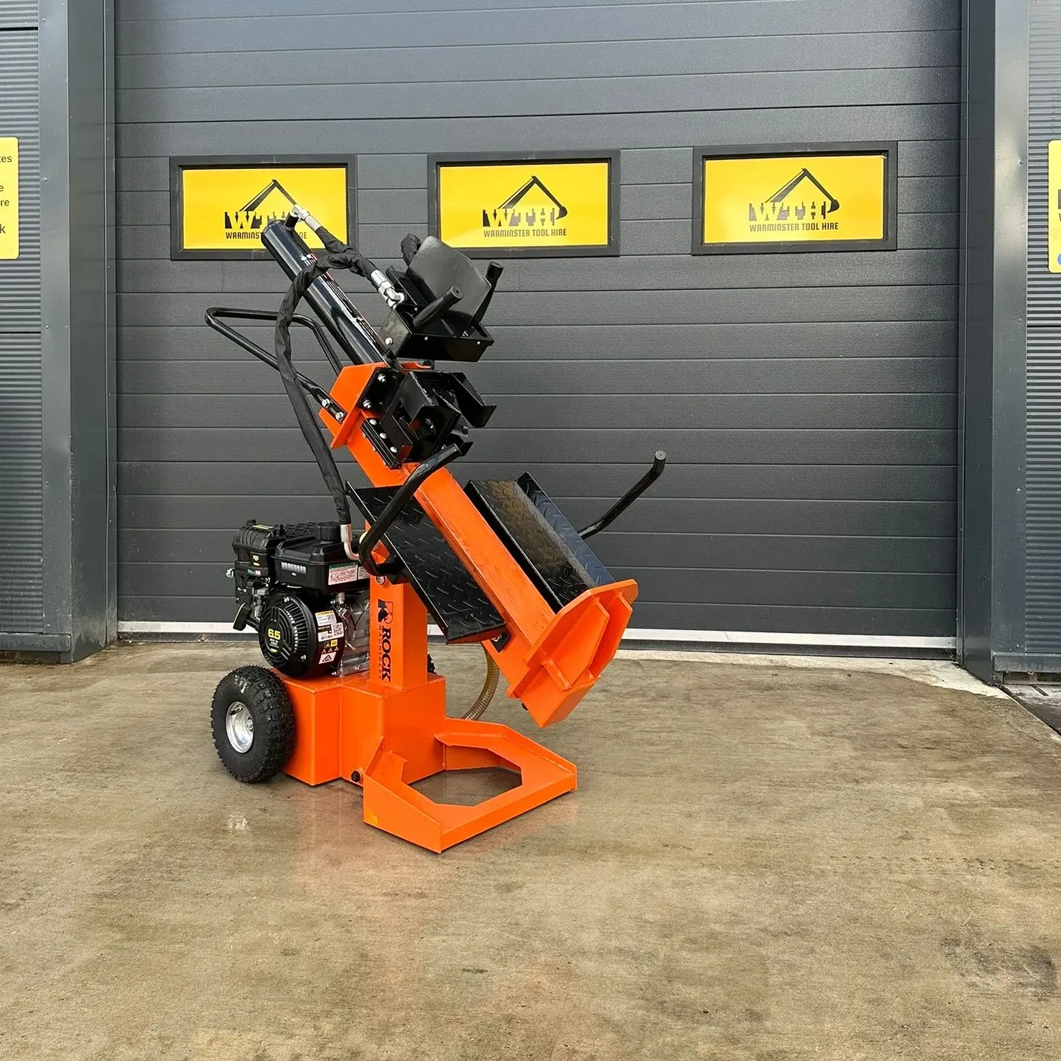 Log splitter on wheels with petrol engine and hydraulic ram